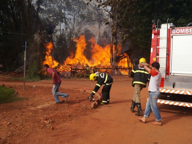 Corpo de Bombeiros controlou o fogo antes que atingisse residências vizinhas. (Foto: Kleyton Santos/Arquivo Pessoal)