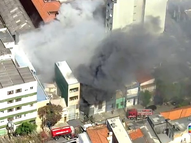 Incêndio atinge galpão na Zona Leste de São Paulo (Foto: Reprodução/TV Globo)