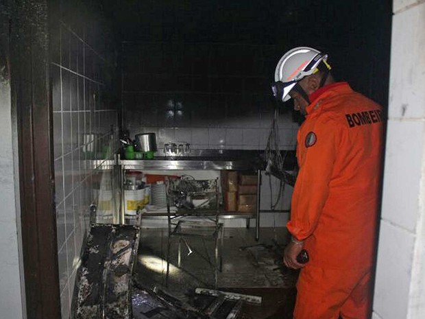 Bombeiro observa estragos provocados por incêndio que tomou na madrugada desta quarta-feira (15) uma padaria da 105 Sul, em Brasília (Foto: Corpo de Bombeiros DF/Divulgação)