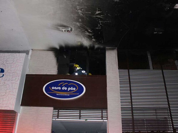 Marcas de incêndio no teto de padaria da 105 Sul, em Brasília, que foi tomada por fogo na madrugada desta quarta-feira (15) (Foto: Corpo de Bombeiros DF/Divulgação)