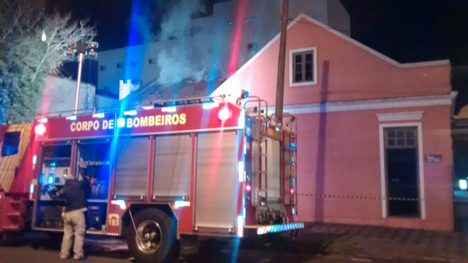 Fogo começou na cozinha do estabelecimento. Foto: Lineu Filho. 