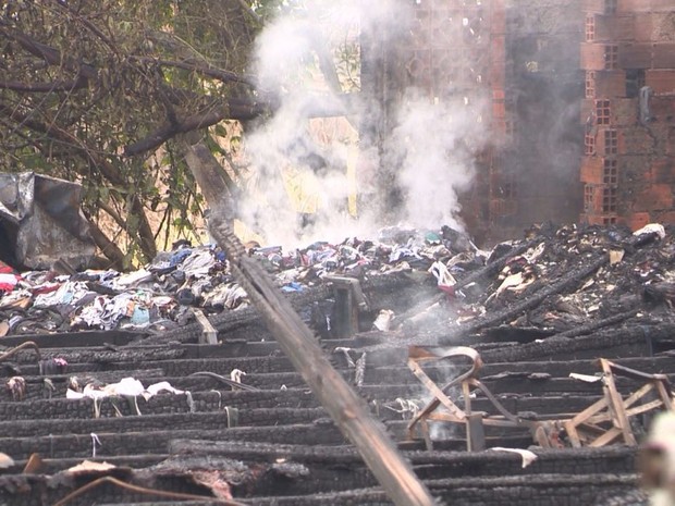 Fogo destruiu galpão onde funcionava empresa em Blumenau (Foto: José Carlos Rocha/RBS TV)