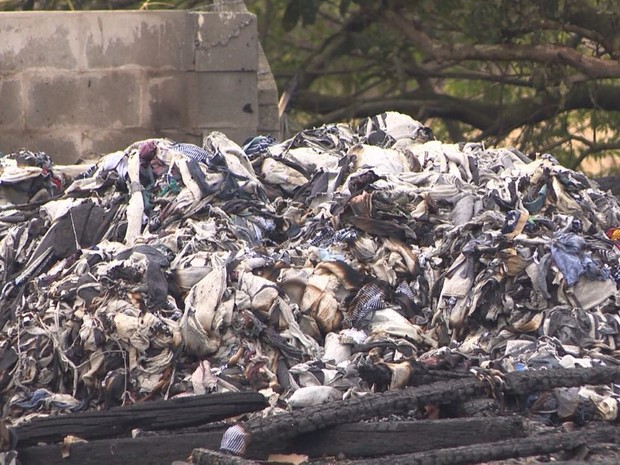 Equipe precisou de 15 mil litros de água para acabar com as chamas (Foto: José Carlos Rocha/RBS TV)