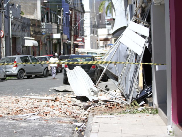 Defesa Civil do Recife interditou as imediações da loja, neste sábado (18) (Foto: Aldo Carneiro/Pernambuco Press)