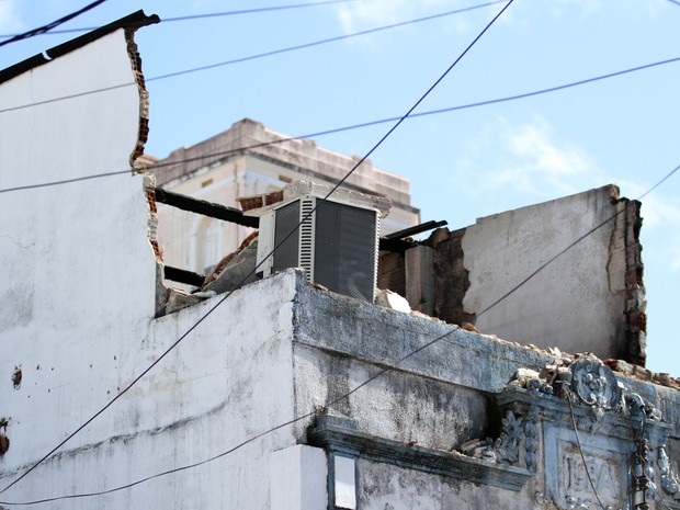 Incêndio atingiu primeiro andar de loja na Rua Gervásio Pires, no Recife (Foto: Aldo Carneiro/Pernambuco Press)