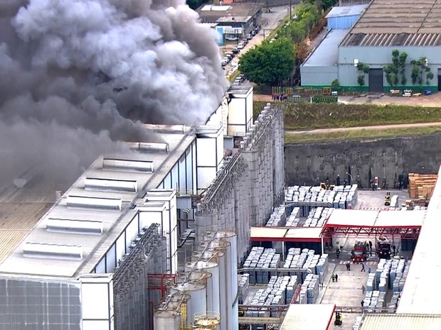 Incêndio em galpão em Guarulhos (Foto: Reprodução/TV Globo)