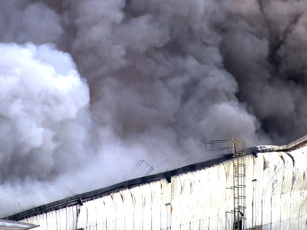 Incêndio em galpão em Guarulhos (Foto: Reprodução/TV Globo)