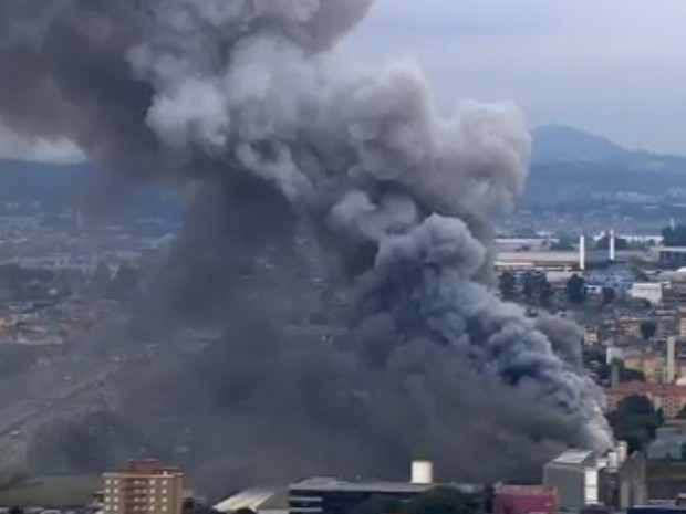 Fumaça prejudica visão na Rodovia Presidente Dutra (Foto: Reprodução/TV Globo)