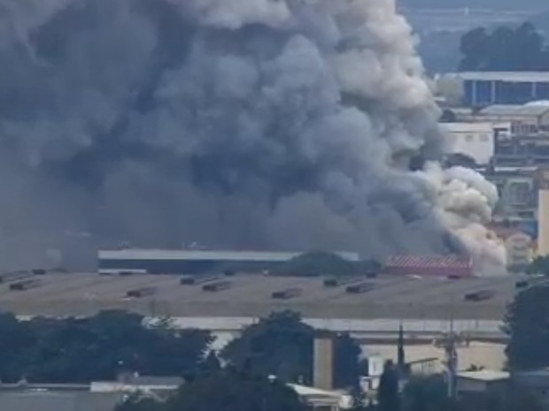 Incêndio atingia galpão, na tarde desta segunda-feira (20), em Guarulhos (Foto: Reprodução/TV Globo)
