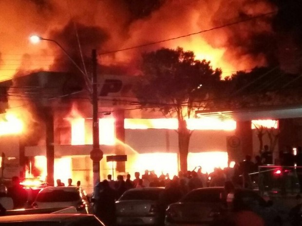 Incêndio atinge a loja Ponto de Luz, em Linhares (Foto: VC no ESTV)