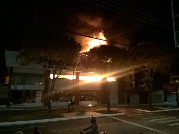 Fogo na loja Ponto de Luz em Linhares (Foto: VC no ESTV)