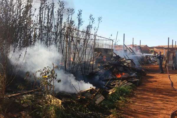 Incêndio teve início por volta das 14h no bairro São Jorge (Foto: Vinícius Romário)