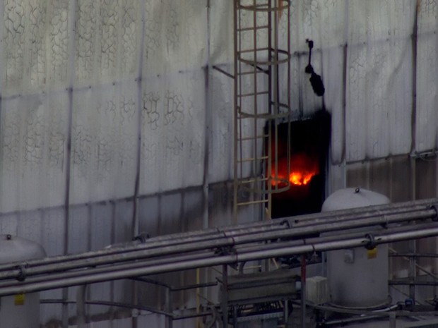Incêndio em galpão em Guarulhos (Foto: Reprodução/TV Globo)
