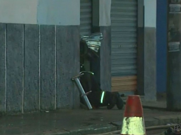 O Corpo de Bombeiros arrombou a porta do depósito para poder controlar as chamas (Foto: Reprodução/EPTV)