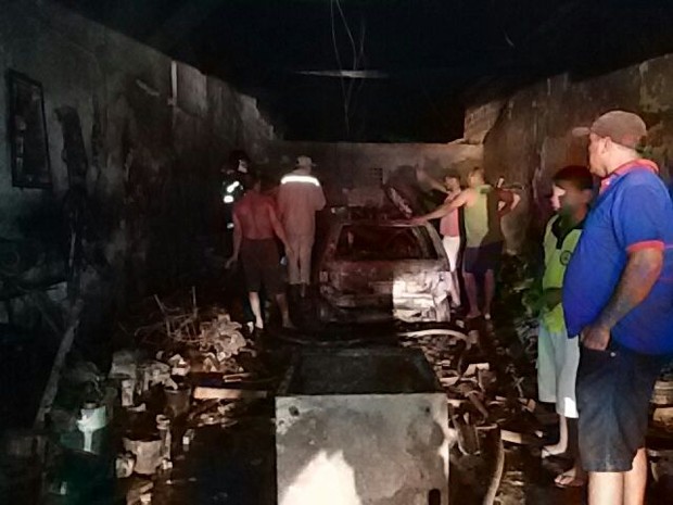 Oficina mecânica pegou fogo na noite de quinta-feira (Foto: Divulgação/Corpo de Bombeiros)