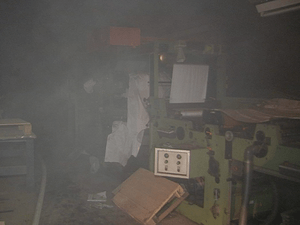 Fogo começou no subsolo da fábrica, segundo bombeiros (Foto: Reprodução/TV TEM)