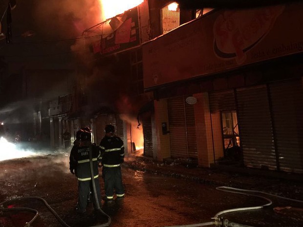 Incêndio atinge lojas de centro comercial em Feira de Santana (Foto: Renata Maia/Tv Subaé )