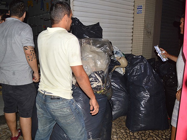 Logistas tiram objetos de lojas que não foram atingidas pelas chamas (Foto: Ed Santos/Acorda Cidade)