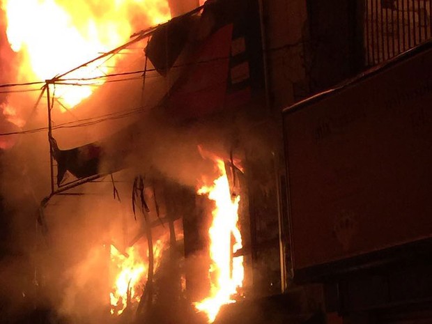 Chamas em lojas de centro comercial em Feira de Santana (Foto: Renata Maia/Tv Subaé)