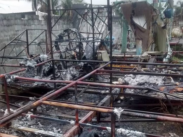 Três carros alegóricos foram destruídos por incêndio em Praia Grande (Foto: Rogério Mazio/Arquivo Pessoal)