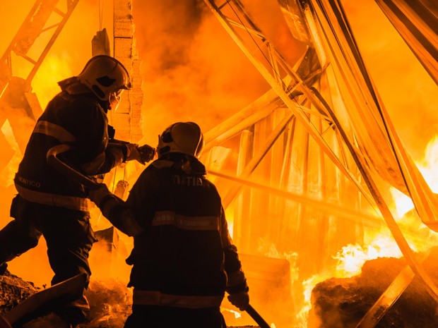 Bombeiros demoraram nove horas para controlar as chamas (Foto: Leonardo Catuzo/Arquivo pessoal)