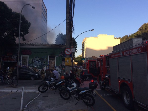 Incêndio destruiu parte de uma oficina na rua General Polidoro, em Botafogo (Foto: Cristina Boeckel/G1)