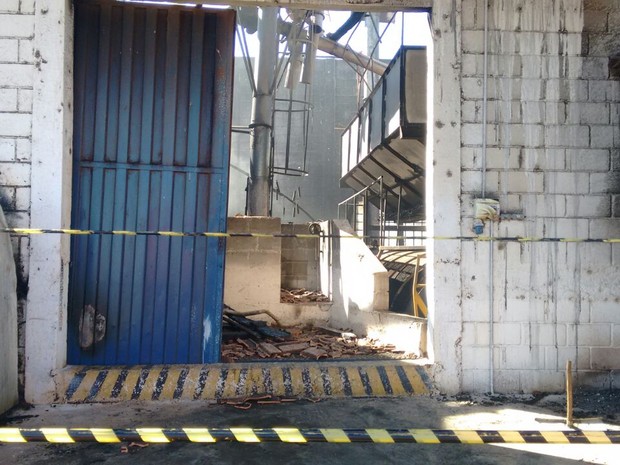 Incêndio atinge galpão e queima sacas de café em Três Pontas (Foto: Ernane Fiuza/EPTV)
