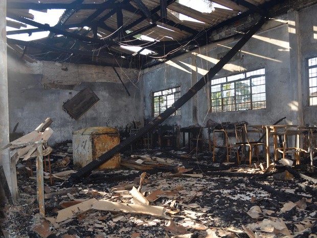 Incêndio destruiu sala de informática, refeitório e cozinha em escola de Ariquemes (Foto: Jeferson Guedes/G1)