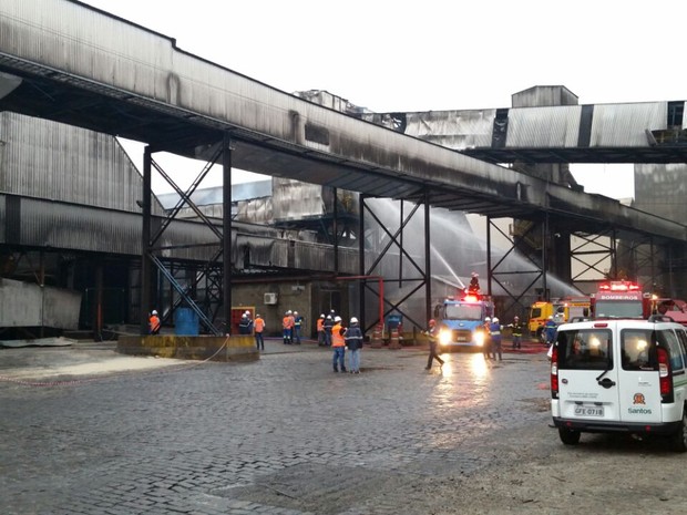 O fogo começou por volta das 4h30 desta quinta-feira, em Santos (Foto: G1)