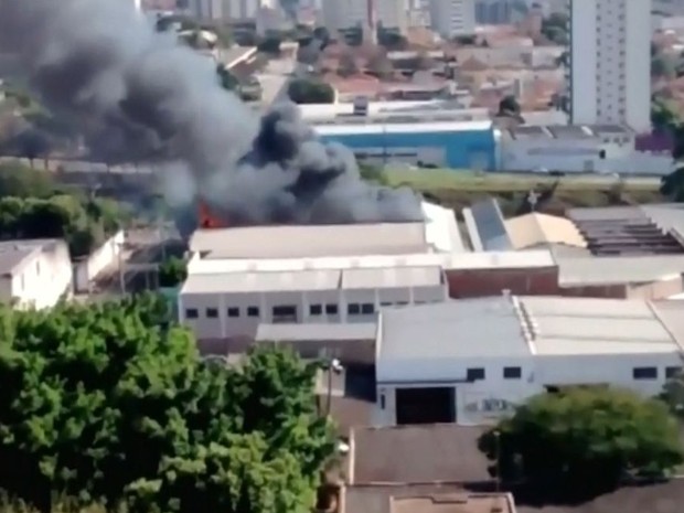 Fumaça em incêndio em Bauru chamou atenção (Foto: Reprodução / TV TEM)