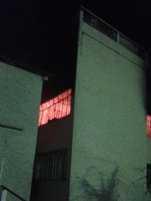 Bombeiros combatem fogo no Complexo Santa Cruz, em Poços de Caldas (Foto: Corpo de Bombeiros)