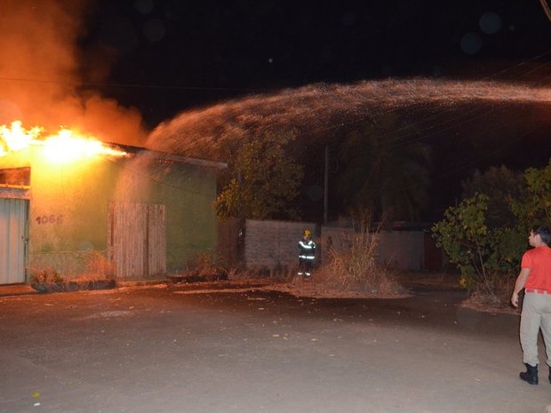 Incêndio foi contido pelos Bombeiros antes que atingisse residências vizinhas (Foto: Jaru Online/Reprodução)