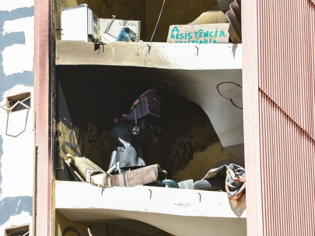 Terceiro dia da operação policial para retirada dos ocupantes do Hotel Torre Palace, na região central do Plano Piloto (Foto: José Cruz/Agência Brasil)