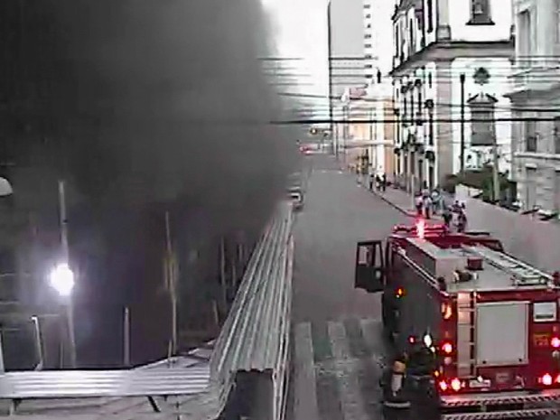 Incêndio em prédio do CESAR em reforma no Bairro do Recife (Foto: Reprodução/CTTU)