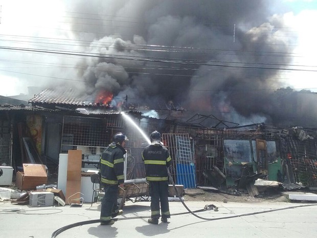 Incêndio na Vila Cardeal E Silva (Foto: Aldo Carneiro/ Pernambuco Press)