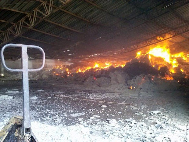 Bombeiros trabalham para controlar as chamas (Foto: Valdecir Luís/Arquivo Pessoal)