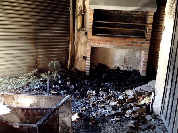 Incêndio atingiu o salão principal da espetaria (Foto: Heloise Hamada/G1)