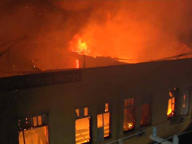 Chamas foram maiores na estrutura do hotel (Foto: Reprodução/TV Tapajós)
