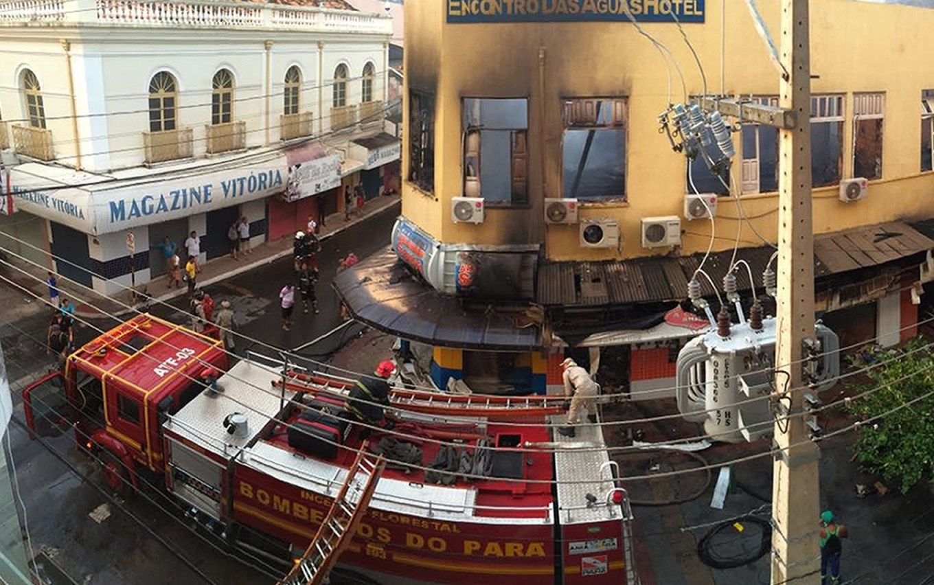 Esquina da Lameira Bittencourt com a Travessa dos Mártires, local do incêndio (Foto: João Carlos Brasil/TV Tapajós)