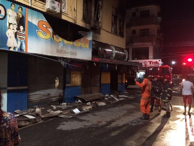 Segundo relatos, primeira loja atingida pelo fogo foi um armarinho (Foto: João Carlos Brasil/TV Tapajós)