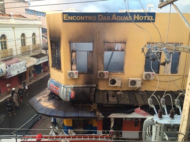 Hotel atingido pelo fogo (Foto: João Carlos Brasil/TV Tapajós)