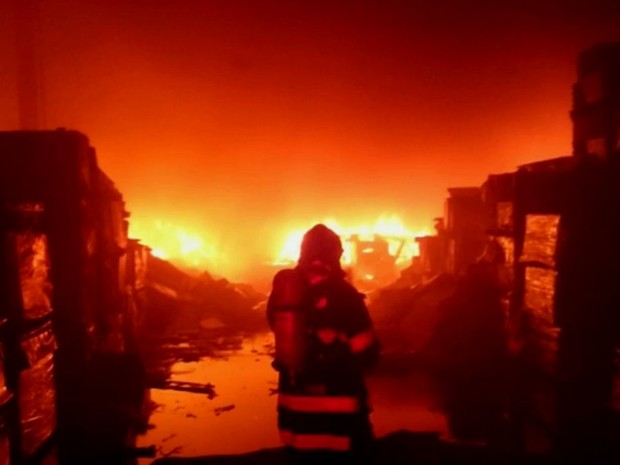 Incêndio de grandes proporções destrói depósito de fábrica de cobertores (Foto: Reprodução/EPTV)