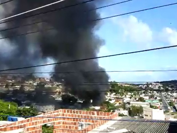 Fumaça negra foi vista à distância e registrada por moradores do Jordão, na Zona Sul do Recife, neste domingo (28) (Foto: Reprodução/WhatsApp)