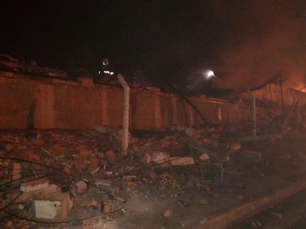 Parte de barracão de empresa em Limeira desabou com as chamas (Foto: Wesley Justino/EPTV)