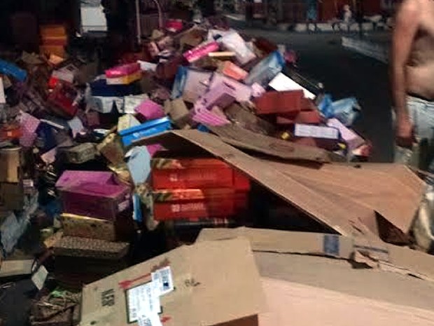 Algumas mercadorias foram retiradas de dentro das lojas (Foto: João Carlos Brasil/TV Tapajós)