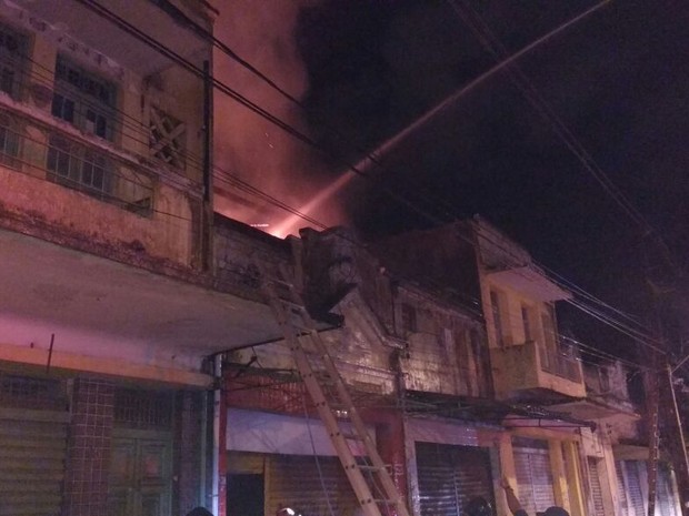 Incêndio ocorreu em loja de móveis na Boa Vista (Foto: Ascom Bombeiros PE)