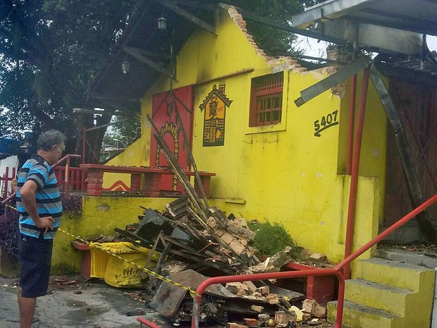 Bar O Chalé, localizado na Avenida Norte, no Recife, foi destruido pelo fogo neste domingo (11) (Foto: Danielle Fonseca/TV Globo)