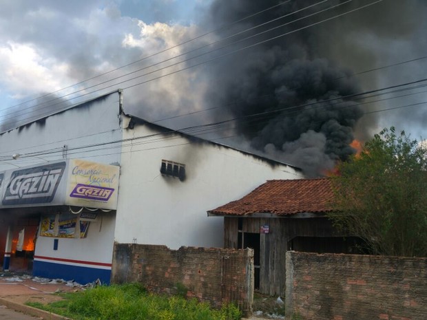 Fogo destruiu loja de eletrodoméstico na região de Candeias do Jamari (Foto: Élvio Rabelo/Arquivo pessoal)