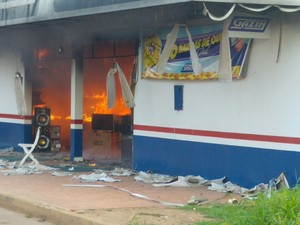 Fogo se propagou rapidamente e consumiu todo o estoque da loja (Foto: Élvio Rabelo/ Arquivo pessoal)