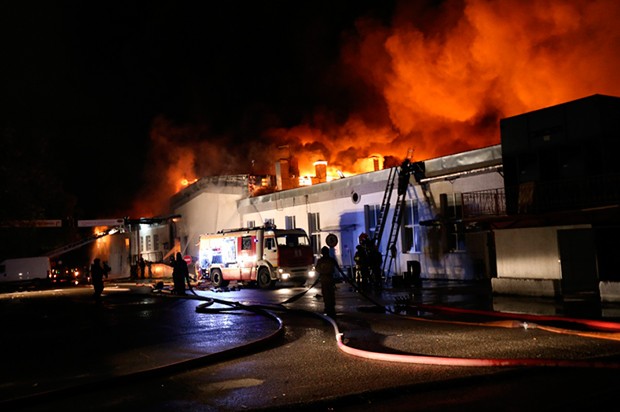 Incêndio em depósito na Rússia deixou 8 bombeiros mortos (Foto: Russian Emergency Ministry press service/AP)